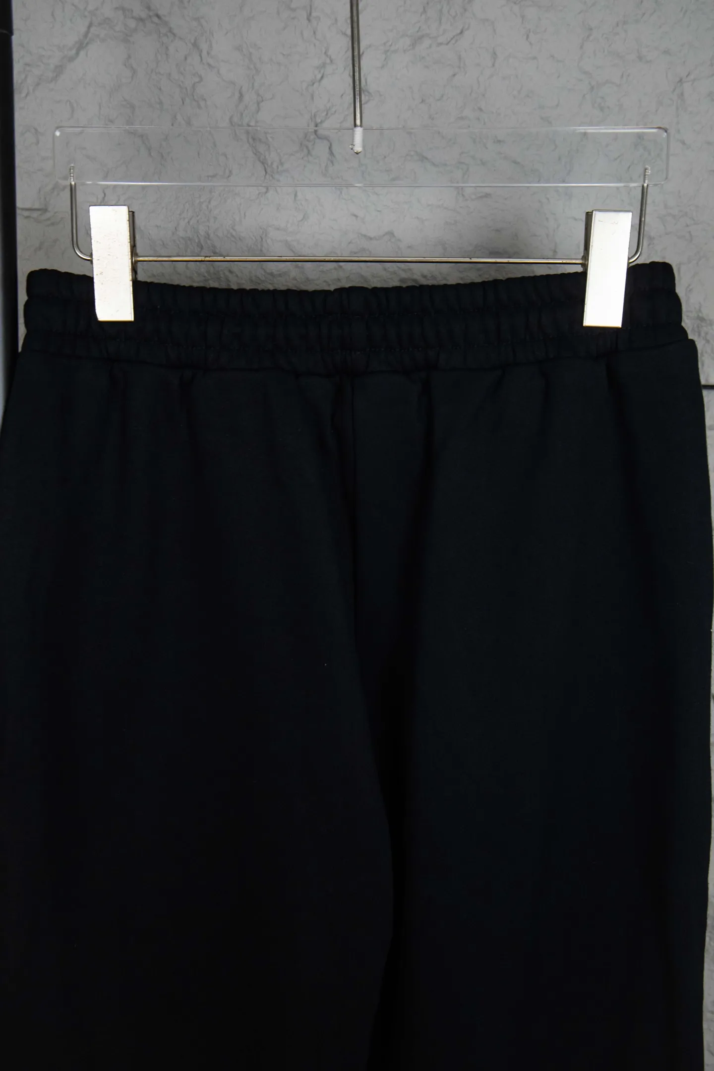 🅿️200 Style No.: M211 Ralph Lauren Ralph Lauren suit sweatpants. Pure cotton treated with anti-static technology. Does not stain dust and has no loose hair. The elastic waist is used with a drawstring. Very body-friendly. The cotton is comfortable and soft. The upper body is casual and free. Regular beveled double pockets on both sides. The white brand logo on the left trouser leg collides with the black of the trousers. Although it is small, it is quite recognizable. The brand adds a young and fashionable atmosphere to the original sense of luxury. It can be called a cold-proof weapon. A simple base layer is enough to resist the severe cold, making it more fluffy and warm. Color: Gray, Black, Navy SIZE: S-XL